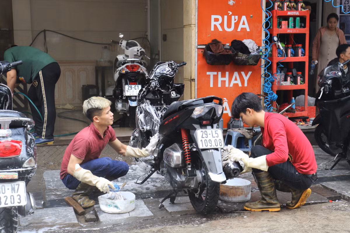 Không chỉ rửa, nhiều người cũng tranh thủ dịp cuối năm để bảo dưỡng xe và thay dầu.