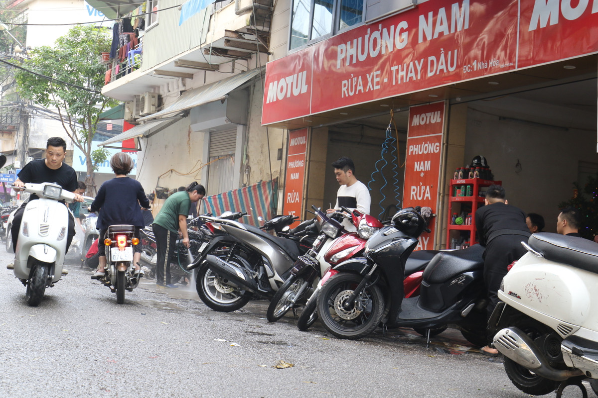 Còn với những chiếc ô tô vào những ngày Tết, giá rửa xe bên ngoài giao động từ 120.000 - 150.000 đồng.