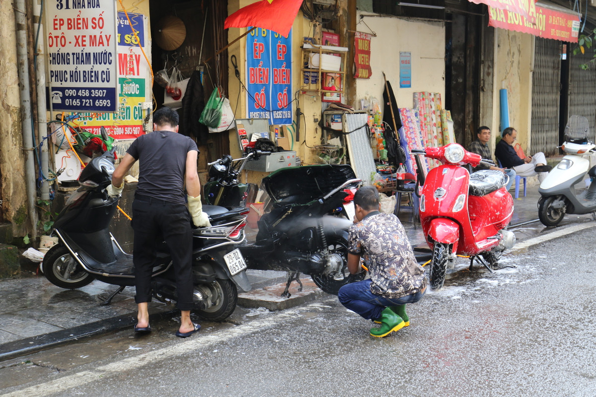 Cũng theo chia sẻ của anh Thăng: "Mặc dù công việc khá vất vả, nhưng thu nhập không dưới 1 triệu đồng/ngày khiến mọi người đều cố gắng tận dụng cơ hội. Cửa hàng chỉ làm đến hết trưa 30 Tết, sau đó dọn dẹp nghỉ ngơi".