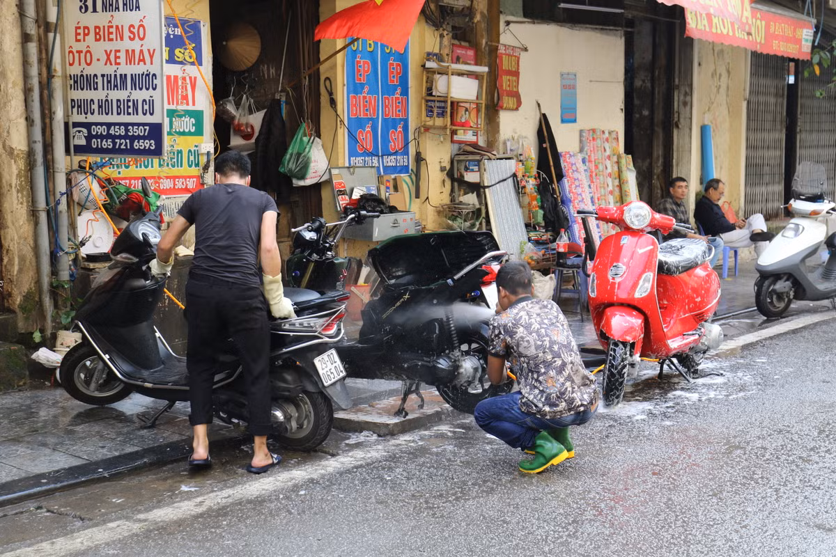 Cũng theo chia sẻ của anh Thăng: "Mặc dù công việc khá vất vả, nhưng thu nhập không dưới 1 triệu đồng/ngày khiến mọi người đều cố gắng tận dụng cơ hội. Cửa hàng chỉ làm đến hết trưa 30 Tết, sau đó dọn dẹp nghỉ ngơi".