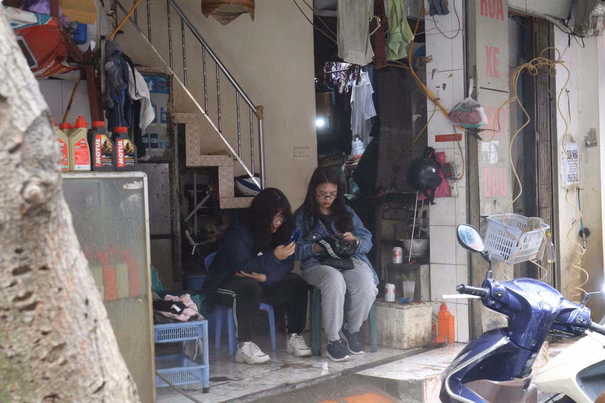 Để rửa 1 chiếc xe trong dịp Tết này, khách hàng phải chờ từ 15 - 30 phút. Nhưng việc có xe đẹp, xe sạch đi chơi Tết họ chấp nhận chờ đợi.