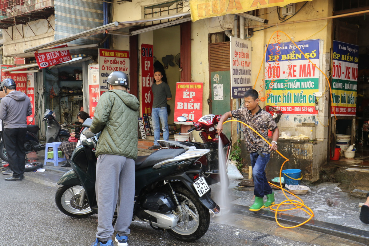 Theo khảo sát của PV Kiến Thức, giá rửa xe ngày Tết cao gấp đôi so với ngày thường. Cụ thể, giá rửa 1 chiếc xe máy bình thường tối đa chỉ khoảng 30.000 đồng nhưng vào những ngày này đã tăng lên đến 50 - 60.000 đồng/xe.