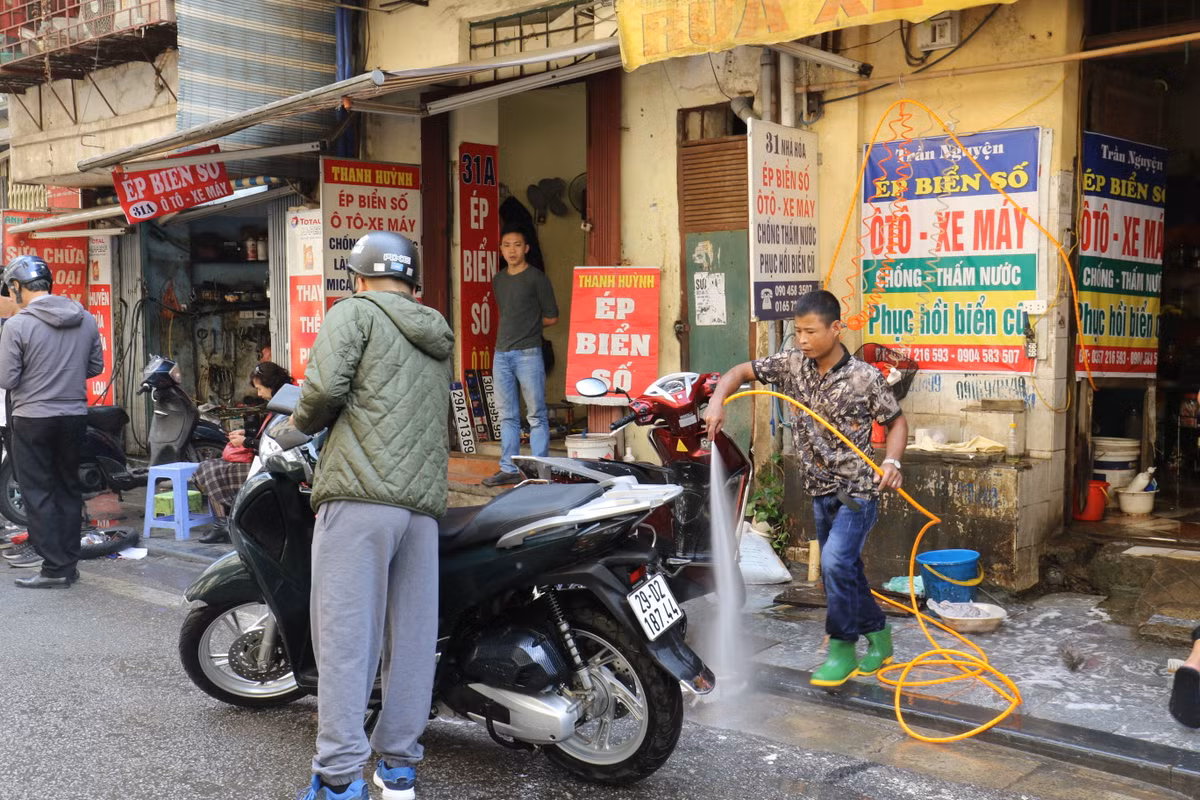 Theo khảo sát của PV Kiến Thức, giá rửa xe ngày Tết cao gấp đôi so với ngày thường. Cụ thể, giá rửa 1 chiếc xe máy bình thường tối đa chỉ khoảng 30.000 đồng nhưng vào những ngày này đã tăng lên đến 50 - 60.000 đồng/xe.