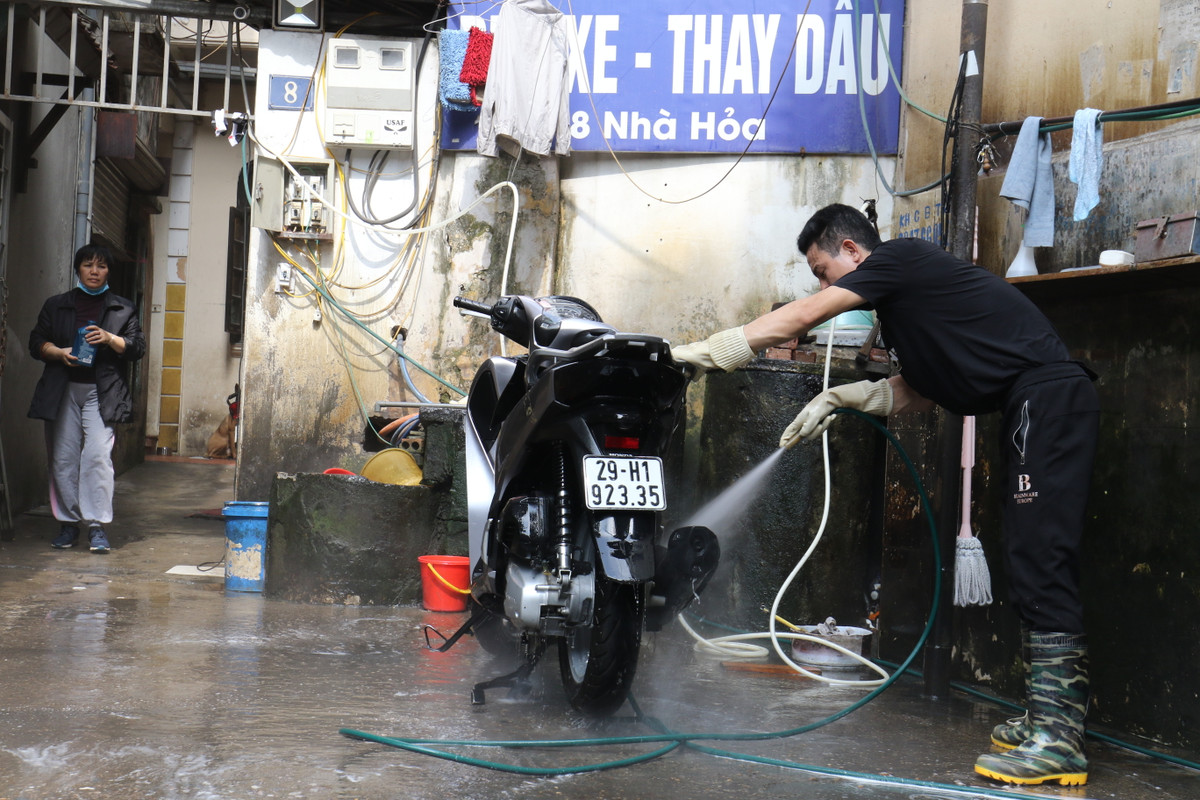 Theo chia sẻ của anh Thăng (chủ cơ rửa xe tại phố Nhà Hỏa) cho biết: "Ngày 28 còn lác đác người rửa nhưng ngày 29 Tết, từ sáng nhà tôi chưa được nghỉ phút nào. Giá cao hơn bình thường tại nhân công dịp này đắt nên chúng tôi cũng phải tăng giá theo".