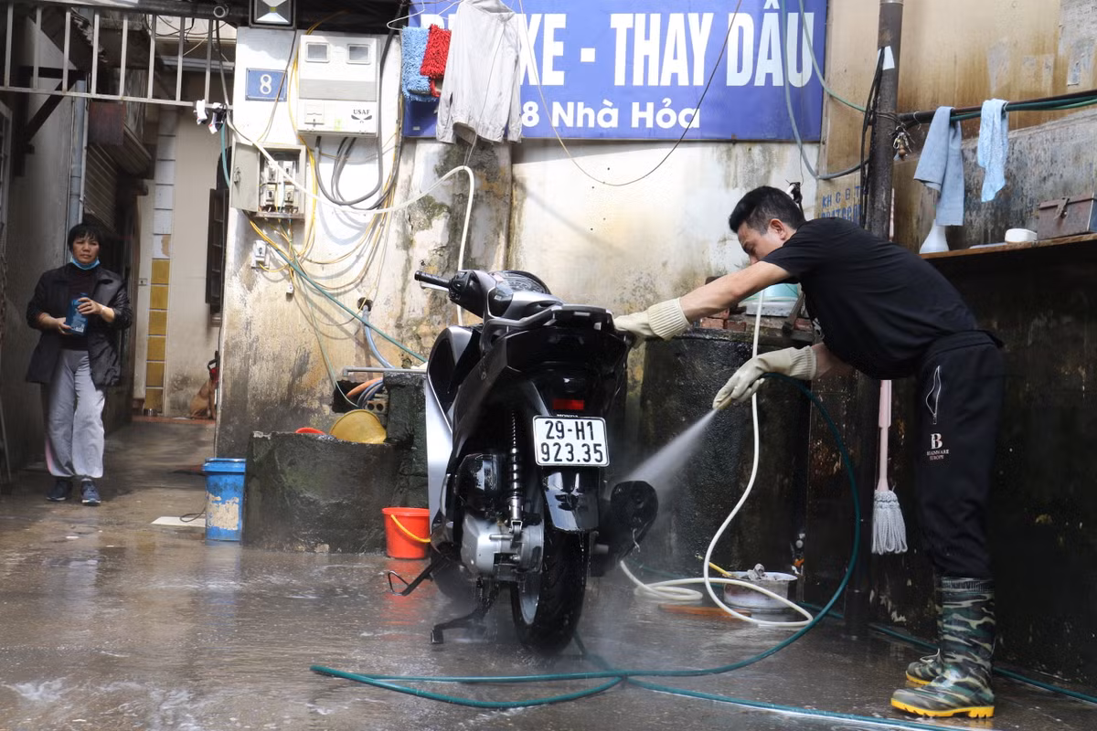 Theo chia sẻ của anh Thăng (chủ cơ rửa xe tại phố Nhà Hỏa) cho biết: "Ngày 28 còn lác đác người rửa nhưng ngày 29 Tết, từ sáng nhà tôi chưa được nghỉ phút nào. Giá cao hơn bình thường tại nhân công dịp này đắt nên chúng tôi cũng phải tăng giá theo".