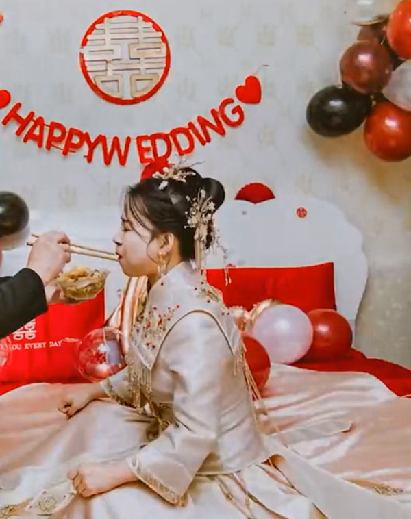 Bên cạnh những tấm ảnh buồn như đưa đám, nhiếp ảnh gia cũng ghi được những khoảnh khắc... troll nhân vật chính khiến cặp đôi chỉ muốn tăng xông.