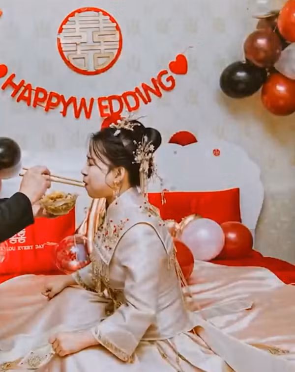 Bên cạnh những tấm ảnh buồn như đưa đám, nhiếp ảnh gia cũng ghi được những khoảnh khắc... troll nhân vật chính khiến cặp đôi chỉ muốn tăng xông.