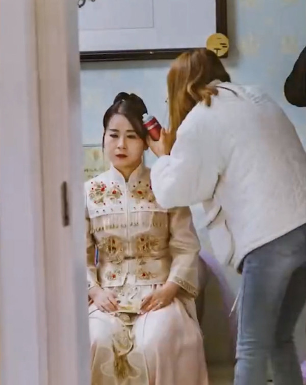 Những bức ảnh này từ phục trang, màu ảnh, cho đến cách make-up khiến nhiều người hiểu lầm là cô dâu trong tâm trạng buồn bã vì bị ép cưới.