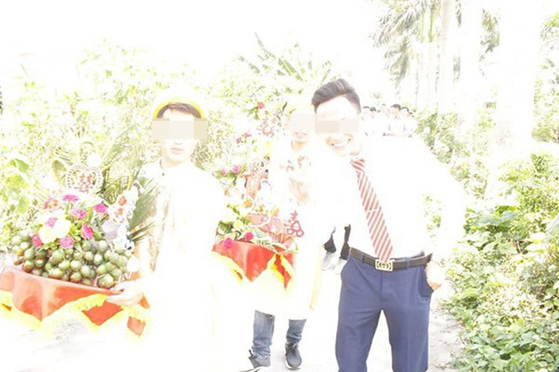 Trên MXH từng xuất hiện trường hợp một chàng trai đang hí hửng mãi mới lấy được vợ, ấy thế nhưng thợ chụp ảnh lại trả cho quả ảnh không thể xấu xí hơn.