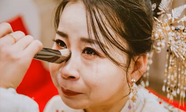 Mới đây, một cô gái sống tại Cam Túc (Trung Quốc) đã khiến cộng đồng mạng 'hết hồn' khi không ngại chia sẻ những bức ảnh cưới của mình.