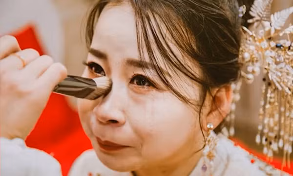 Mới đây, một cô gái sống tại Cam Túc (Trung Quốc) đã khiến cộng đồng mạng 'hết hồn' khi không ngại chia sẻ những bức ảnh cưới của mình.