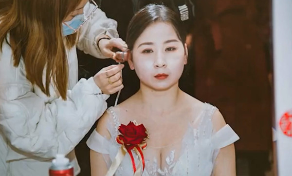 Theo tìm hiểu, sau khi tổ chức hôn lễ, cặp đôi đã đợi nửa tháng và nhận về cuốn album ảnh cưới để đời khiến cô dâu cũng phải... khóc thét.