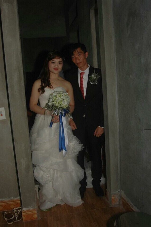 Từ mặt méo xệch, mắt lờ đờ cho đến cười "nham nhở", không biểu cảm nào của cô dâu chú rể là không có.