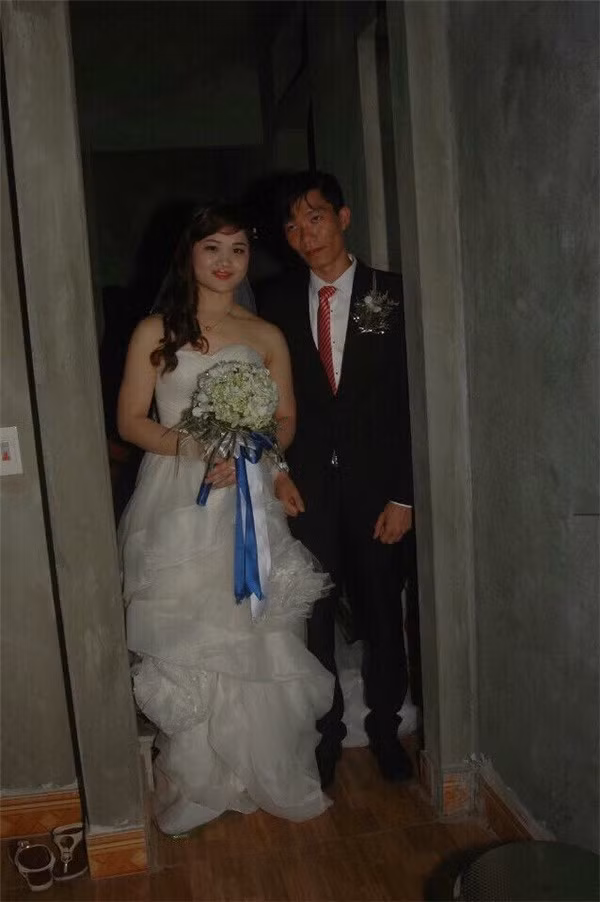 Từ mặt méo xệch, mắt lờ đờ cho đến cười "nham nhở", không biểu cảm nào của cô dâu chú rể là không có.