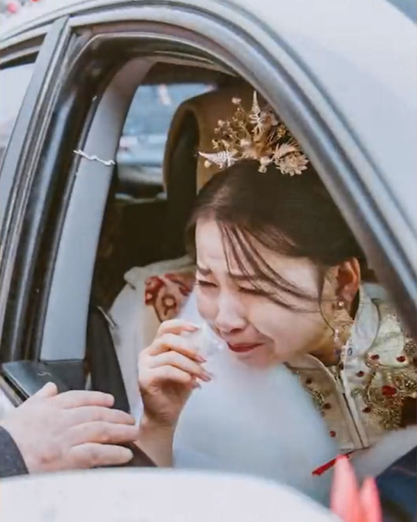 Có lẽ, thợ chụp ảnh cưới muốn bù đắp cho cặp đôi mới cưới nên cũng chụp được vài bức ảnh cưới đúng nghĩa, mặc dù khá hiếm hoi.