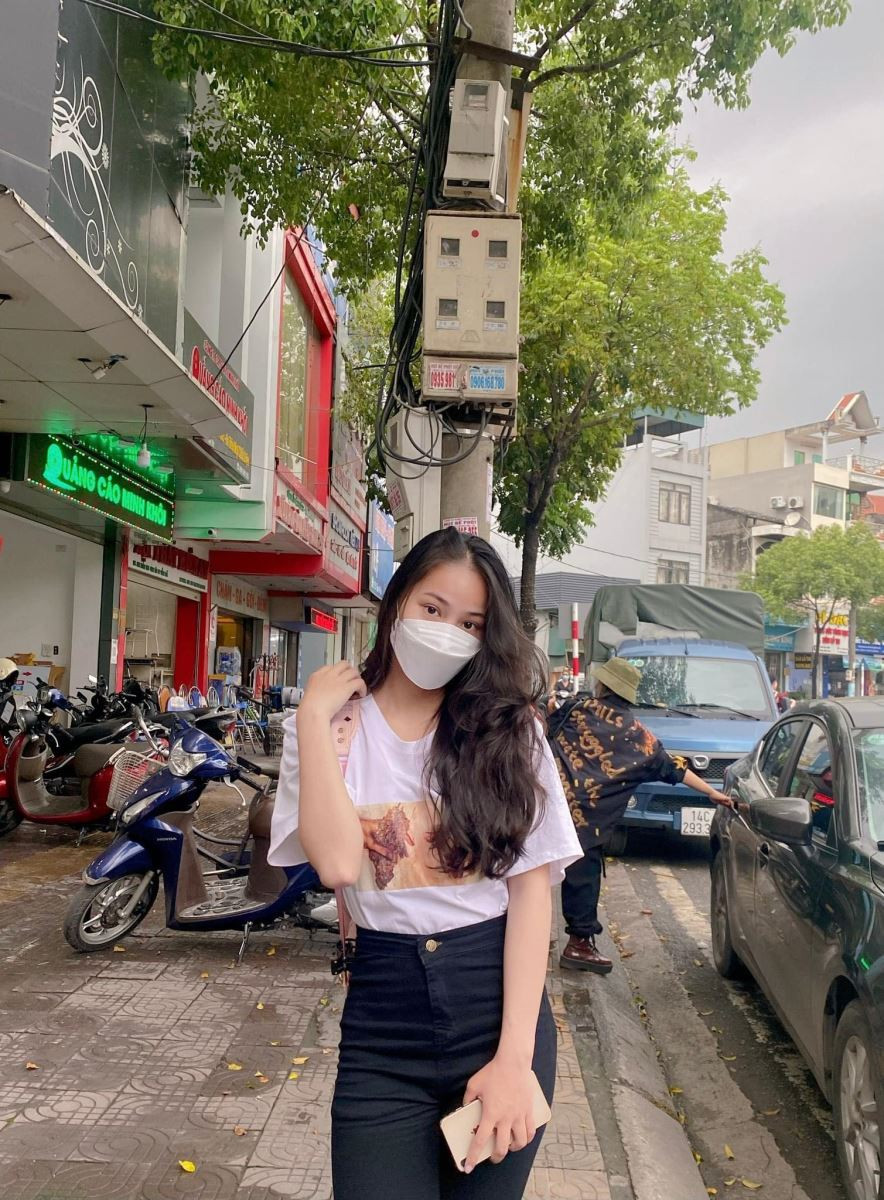 Không chỉ vậy, ngoài tài năng được thể hiện rõ rệt qua từng trận bóng, nhan sắc của nàng cầu thủ “đất Quảng” cũng là điểm thu hút sự quan tâm của người hâm mộ. Khác với hình ảnh có phần mạnh mẽ, cá tính trên sân cỏ, ngoài đời Bảo Trâm lại sở hữu một gương mặt xinh đẹp cùng thân hình quyến rũ.