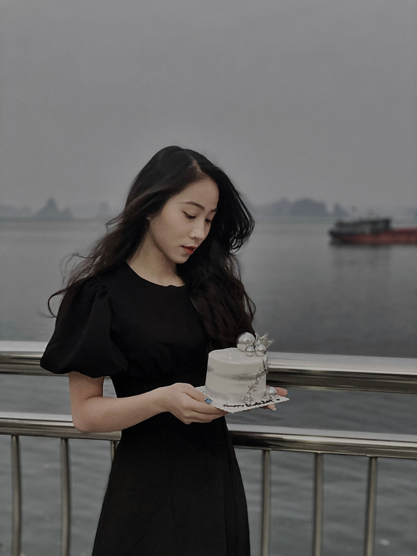 Lê Thị Bảo Trâm sinh năm 2004, quê ở Quảng Nam, trưởng thành từ lò đào tạo trẻ Than Khoáng Sản Việt Nam, đội dự tuyển VFF.