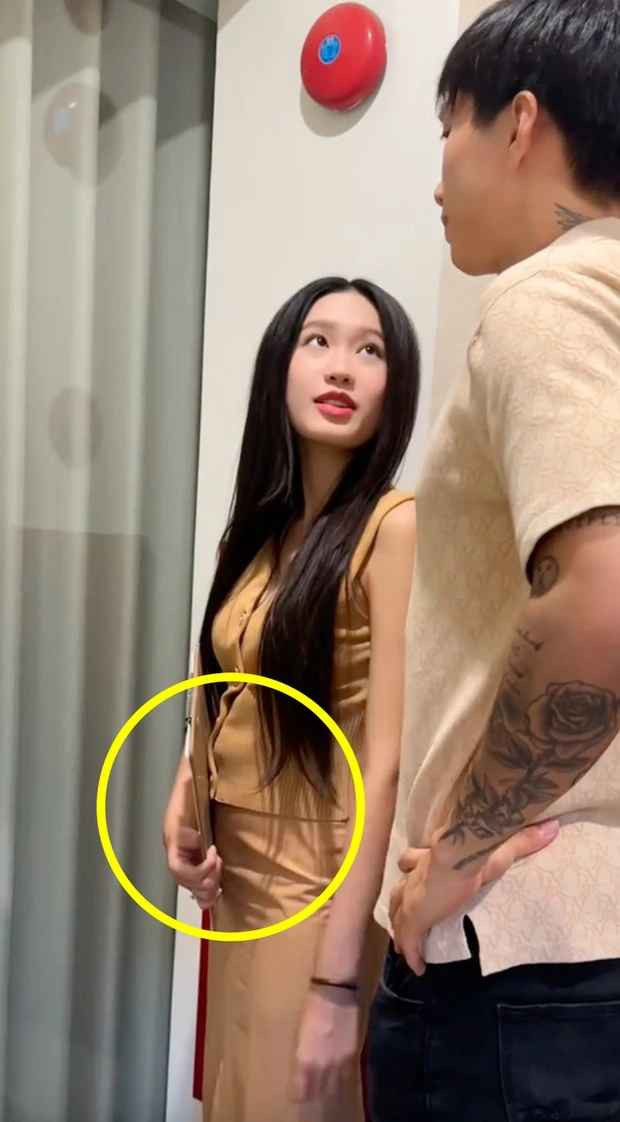 Trước đó tại hậu trường đi thử váy cưới của cặp đôi này, Doãn Hải My đã để lộ vòng 2 lùm lùm, to bất thường so với hình ảnh tự đăng tải trước đây.