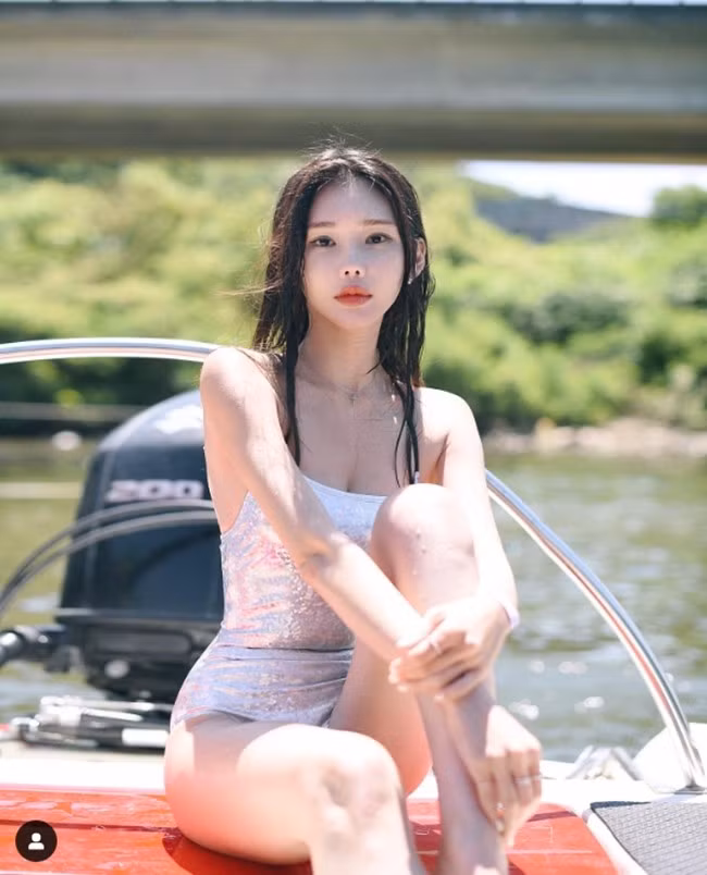 Ngoài việc diện lên mình chiếc áo dài truyền thống của Việt Nam khi tới Hội An, nàng người mẫu Hàn Quốc - Alist Mary còn gây ấn tượng bởi body cực cân đối của mình.