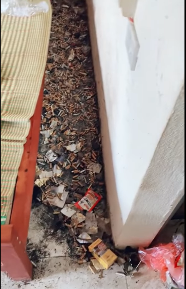 Không chỉ có rác mà bên cạnh giường của chàng nam sinh còn vô vàn những tàn thuốc. Chứng kiến cảnh tượng này, nhiều người đặt câu hỏi: "5 tháng mà hút từng này thuốc, chắc mồm như "bát hương"?".