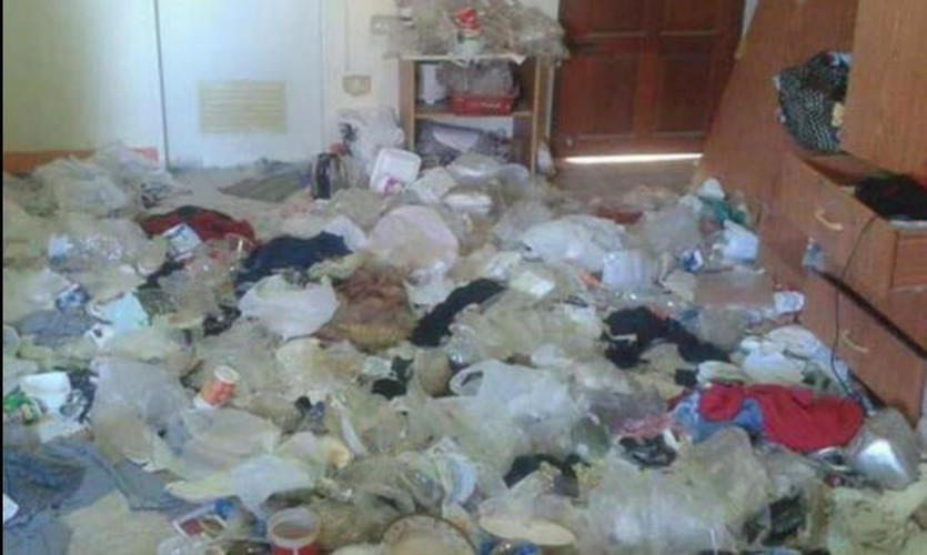 Tận mắt chứng kiến những hình ảnh căn phòng ngập rác, bốc mùi, nhiều người vẫn không khỏi choáng váng, "sốc" nặng.