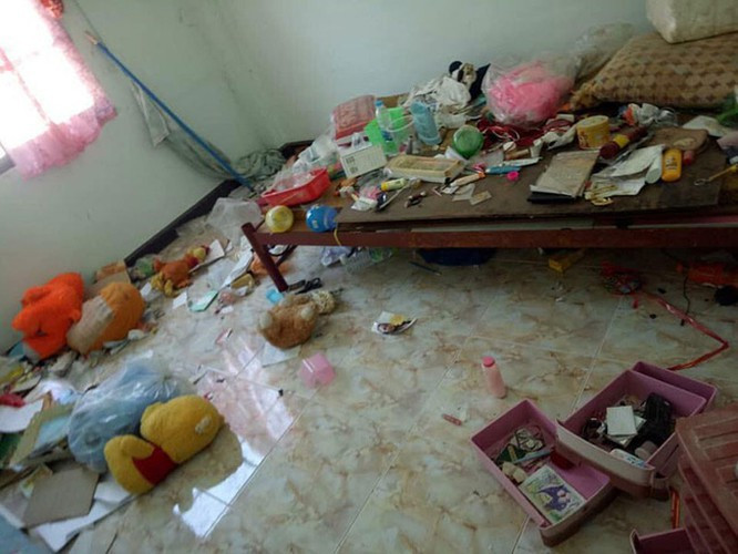 Các túi rác lưu trữ trong nhà được chất thành đống, ngổn ngang khắp nơi là hình ảnh không quá xa lạ tại những căn phòng trọ của nhiều bạn trẻ thiếu ý thức.