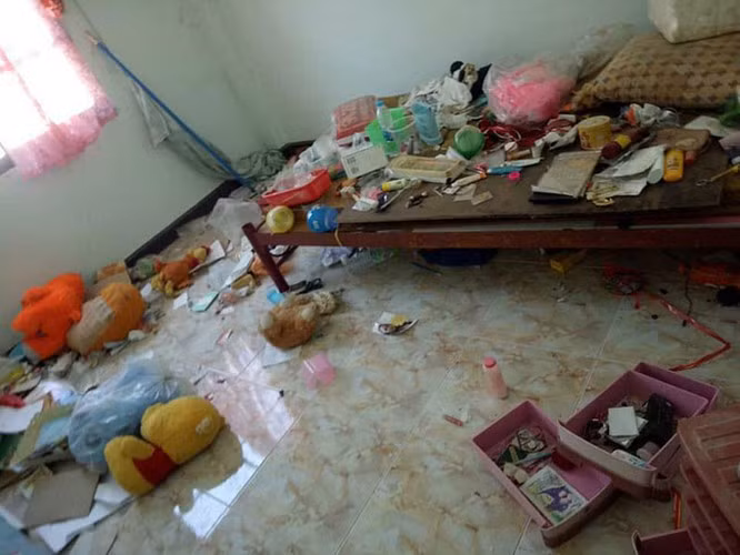 Các túi rác lưu trữ trong nhà được chất thành đống, ngổn ngang khắp nơi là hình ảnh không quá xa lạ tại những căn phòng trọ của nhiều bạn trẻ thiếu ý thức.