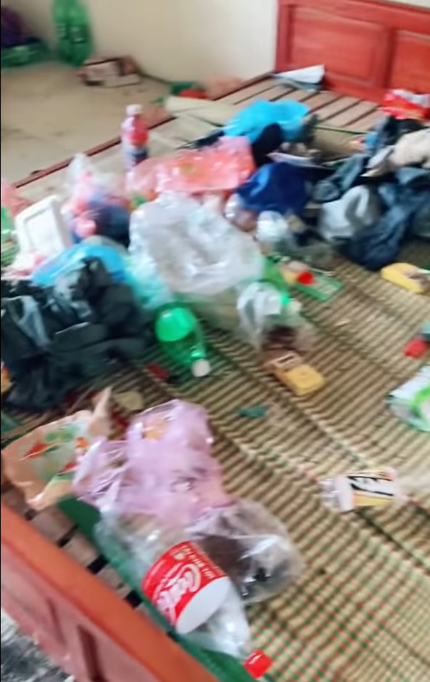 Đồ đạc, quần áo, khẩu trang, chăn chiếu, hộp nhựa vứt khắp nơi trong căn phòng trọ nhỏ hẹp.