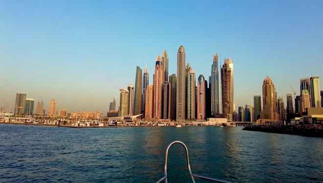 Toàn cảnh như vịnh Marine Dubai Bay hiện ra trong bức ảnh check-in đầy sang chảnh của Huyền Baby.