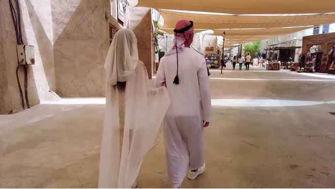 Trong chuyến đi, Huyền Baby được ông xã đại gia - Quang Huy tháp tùng đâu ra đó