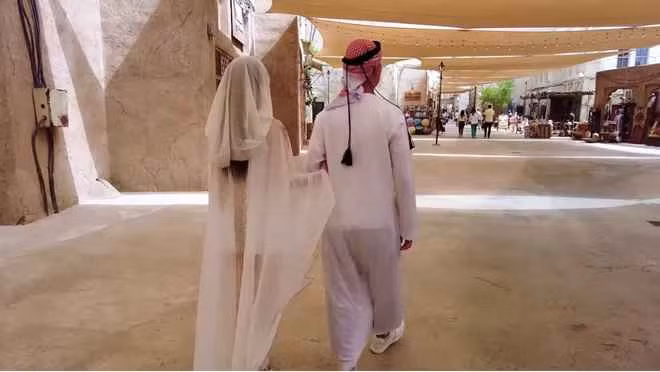 Trong chuyến đi, Huyền Baby được ông xã đại gia - Quang Huy tháp tùng đâu ra đó