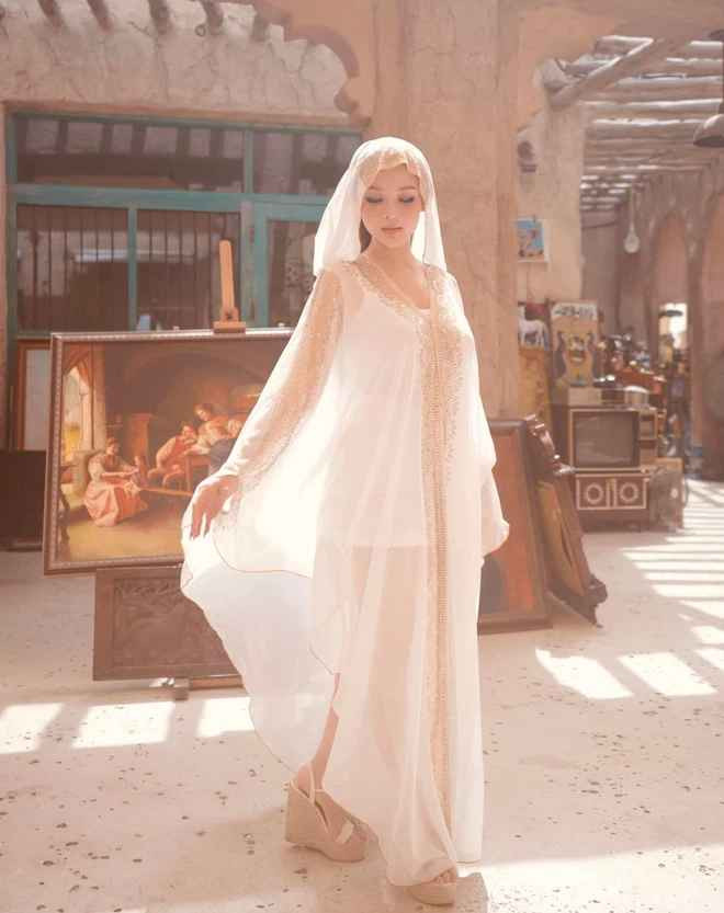 Trong sản phẩm mới được đăng tải, hot girl Huyền Baby cho netizen du lịch online với những địa điểm nổi tiếng ở Dubai như vịnh Marine Dubai Bay, bảo tàng Louvre Abu Dhabi, bãi biển Namos Dubai,...