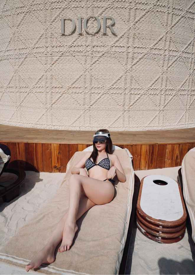 Cụ thể, Huyền Baby cho biết đã có lần đầu tiên mặc bikini shopping ở store Dior vì store này nằm trong 1 bãi biển, ai không mang bikini có thể vào store sắm sang rồi ra tắm biển ngay và luôn.