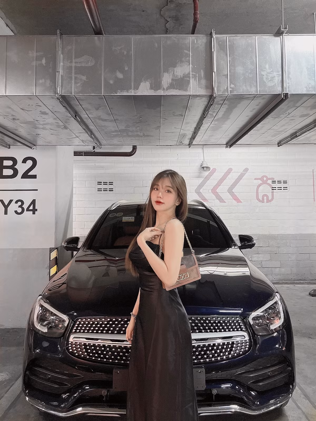 Tháng 7 năm ngoái, Gia Hân gây chú ý khi chia sẻ hình ảnh bìa hồng đứng tên mình. Dịp sinh nhật tuổi 25, nàng hot girl tự tặng cho mình xế hộp thuộc thương hiệu Peugeot.