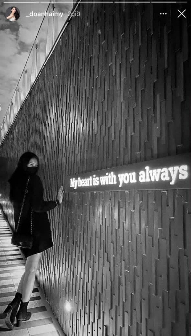 Mới đây nhất, Đoàn Văn Hậu và bạn gái tin đồn là Doãn Hải My đăng khoảnh khắc check-in chung chỗ, thậm chí sợ dân hóng chưa nhận ra cặp đôi còn chỉnh màu ảnh giống nhau.