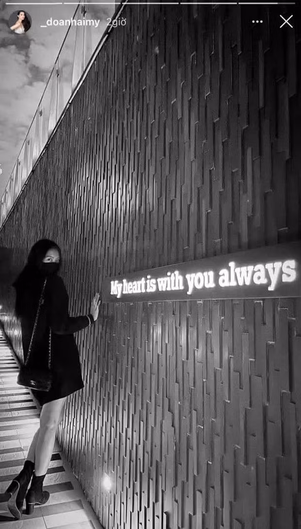 Mới đây nhất, Đoàn Văn Hậu và bạn gái tin đồn là Doãn Hải My đăng khoảnh khắc check-in chung chỗ, thậm chí sợ dân hóng chưa nhận ra cặp đôi còn chỉnh màu ảnh giống nhau.