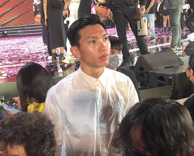 Một số động thái của Văn Hậu thể hiện mình là người đang yêu có thể nhìn ra như: Đi xem show có Doãn Hải My làm vedette, cả hai đều đặt icon trái tim giống nhau trên trang cá nhân.