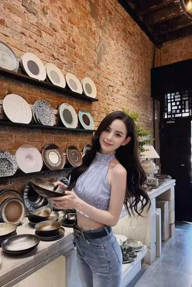 Gái xinh Gen Z có gương mặt thanh tú, vóc dáng nhỏ nhắn nhưng săn chắc với tỷ lệ chuẩn "thần tiên tỉ tỉ". Lợi thế này giúp cho cô trông cao và thanh thoát hơn chiều cao thực tế.