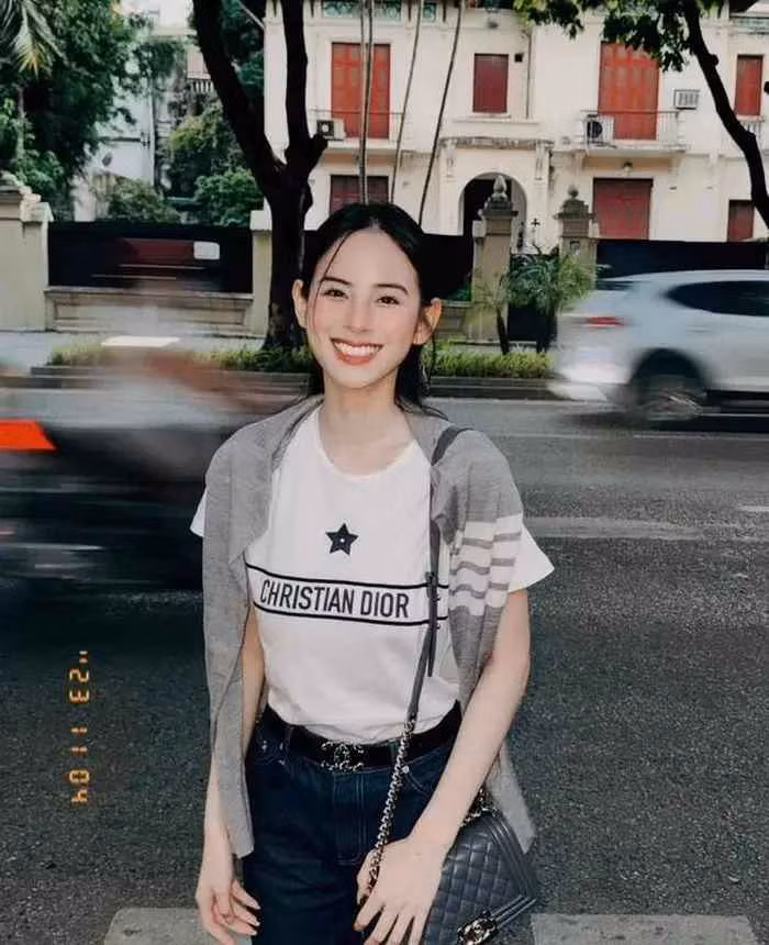 Khi vừa xuất hiện trong vòng phỏng vấn đầu tiên với ban giám khảo, Hương Liên lập tức trở thành nữ thần mặt mộc được nhiều người khen ngợi và yêu mến.