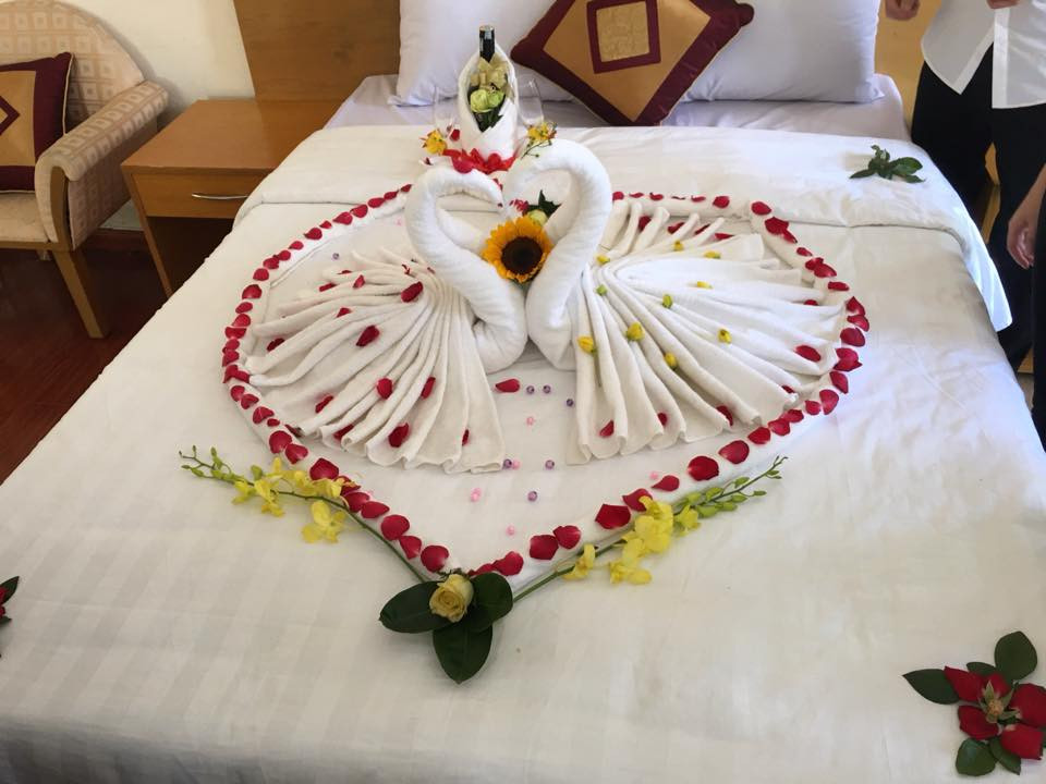 Nếu cầu kì, các cặp đôi thường thuê trọn gói trang trí phòng tân hôn nhưng cũng có nhiều trường hợp vì tin tưởng mà giao việc đó cho một người trong nhà.