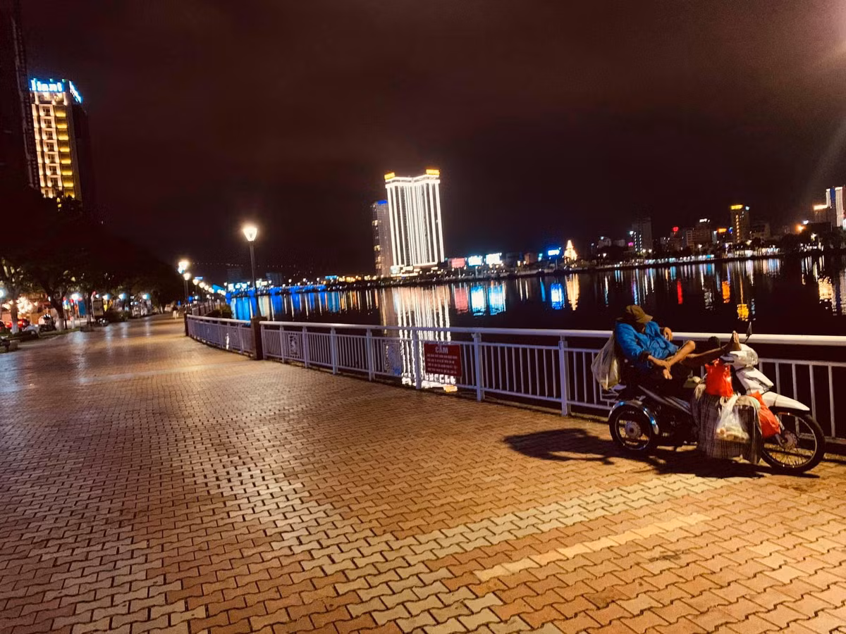 Nỗi lo về tình trạng ngành du lịch của Việt Nam bị ảnh hưởng nặng nề bởi dịch Covid-19 chưa bao giờ nguôi ngoai. Đặc biệt khi chứng kiến hình ảnh Đà Nẵng vắng vẻ đến vậy.