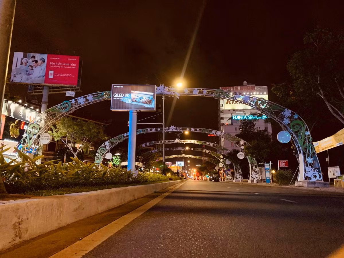 Theo nhiều dân mạng, đây là hình ảnh hoàn toàn xa lạ về một thành phố du lịch vốn nổi tiếng thu hút nhiều khách trong nước lẫn quốc tế hàng năm tại Việt Nam.