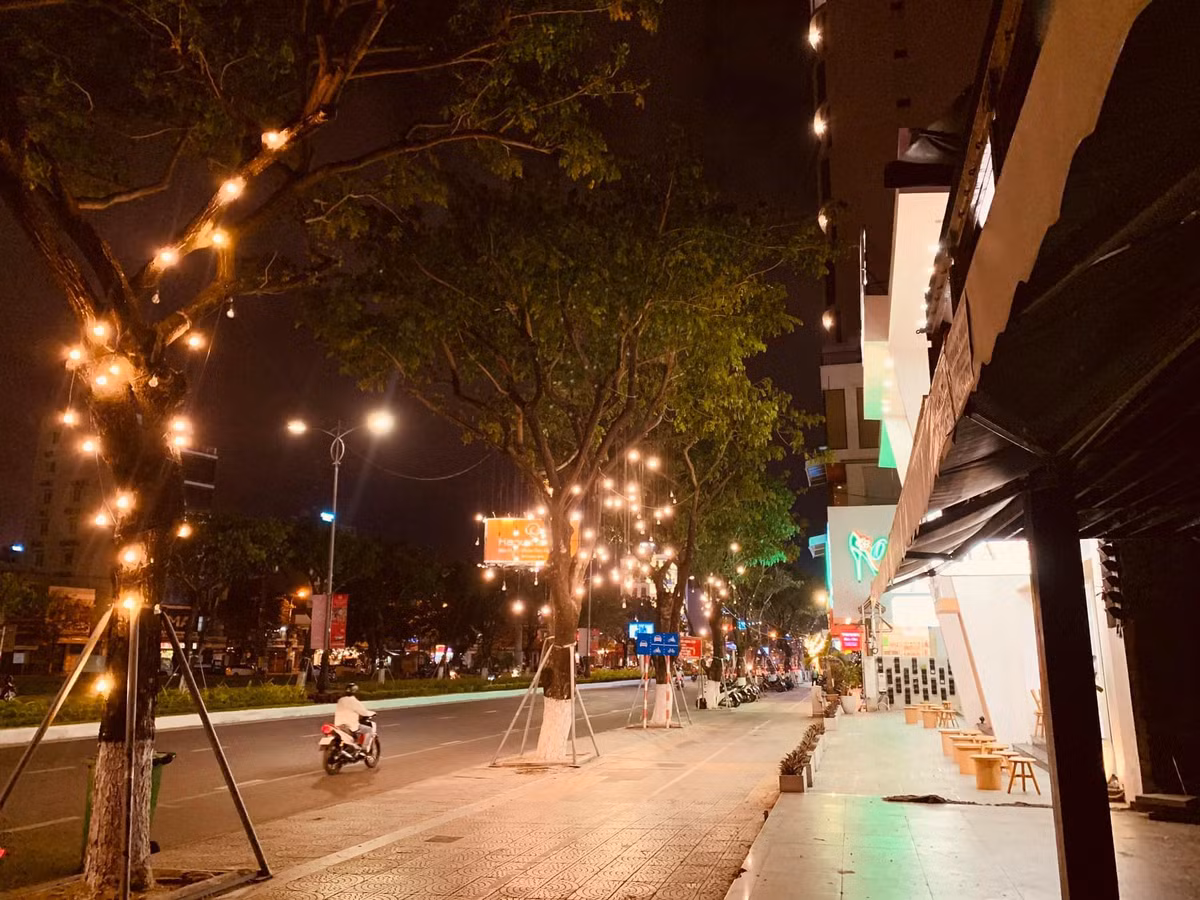 Tình hình đường phố vắng người qua lại không chỉ xảy ra ở Đà Nẵng mà những trung tâm kinh tế lớn của Việt Nam cũng lâm vào tình cảnh tương tự.