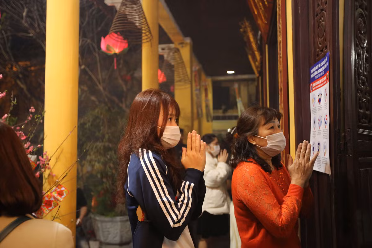 So với mọi năm, lượng người đi lễ sau khoảnh khắc giao thừa năm nay có giảm.