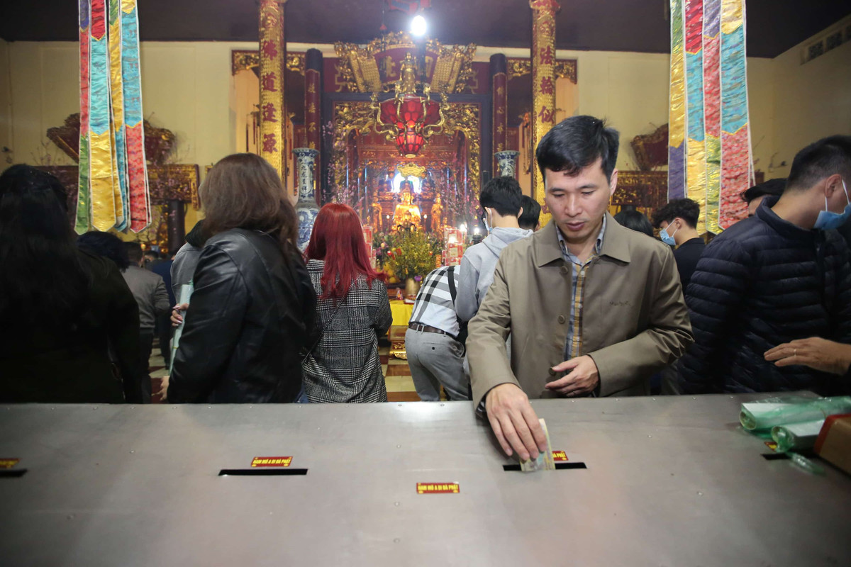 Dòng người trật tự, xếp hàng để vào lễ chùa sau khoảnh khắc giao thừa.