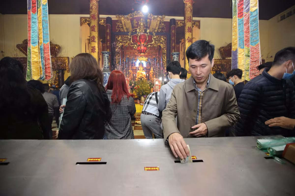 Dòng người trật tự, xếp hàng để vào lễ chùa sau khoảnh khắc giao thừa.