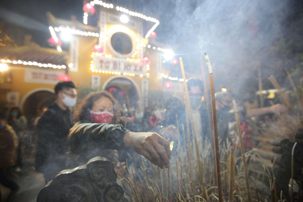 Có mặt tại chùa Quán Sứ - Hà Nội ngay sau khoảnh khắc đêm giao thừa, PV ghi nhận cảnh hàng trăm người đi chùa đầu năm.