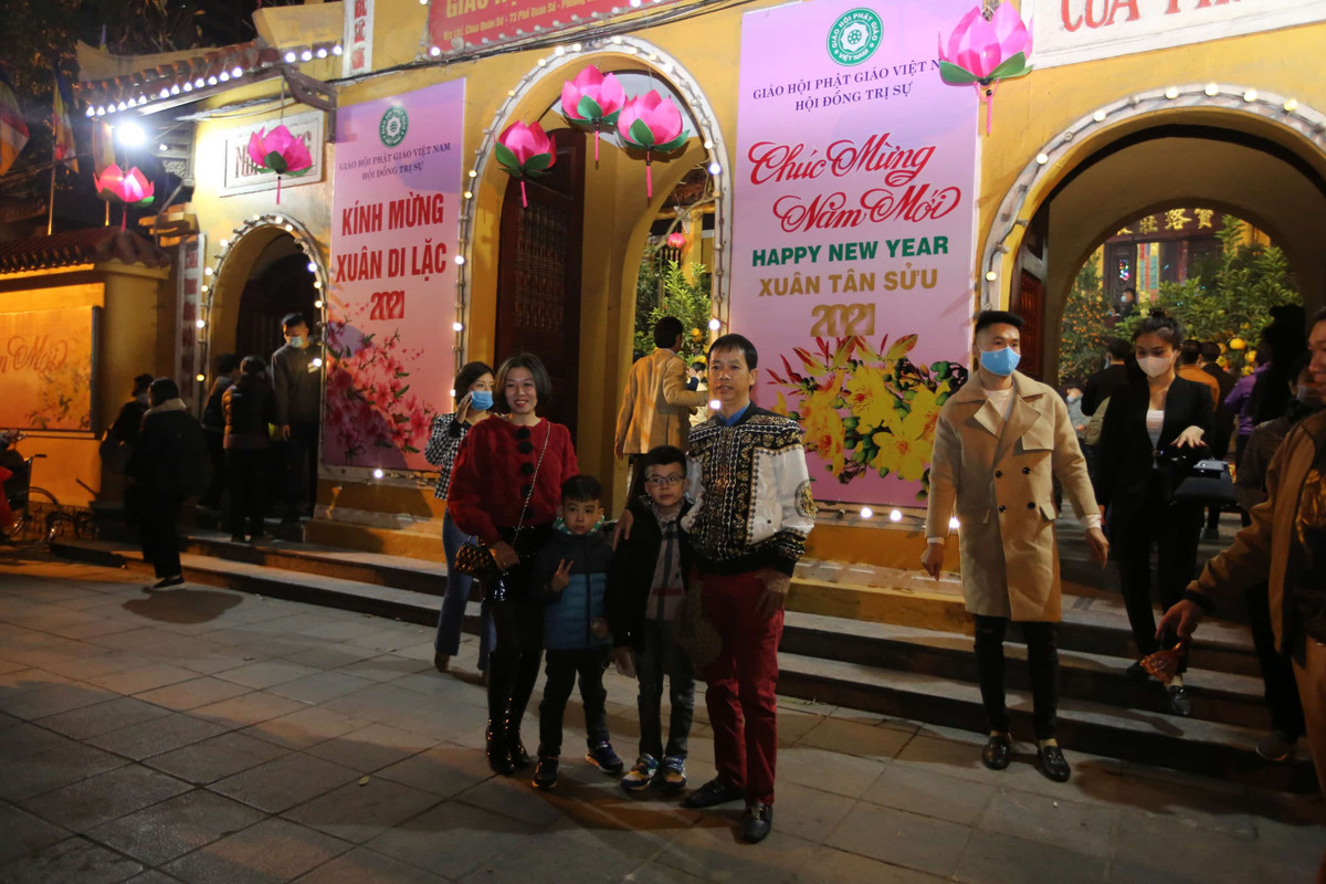 Một gia đình tranh thủ chụp bức ảnh kỉ niệm trước chùa Quán Sứ.