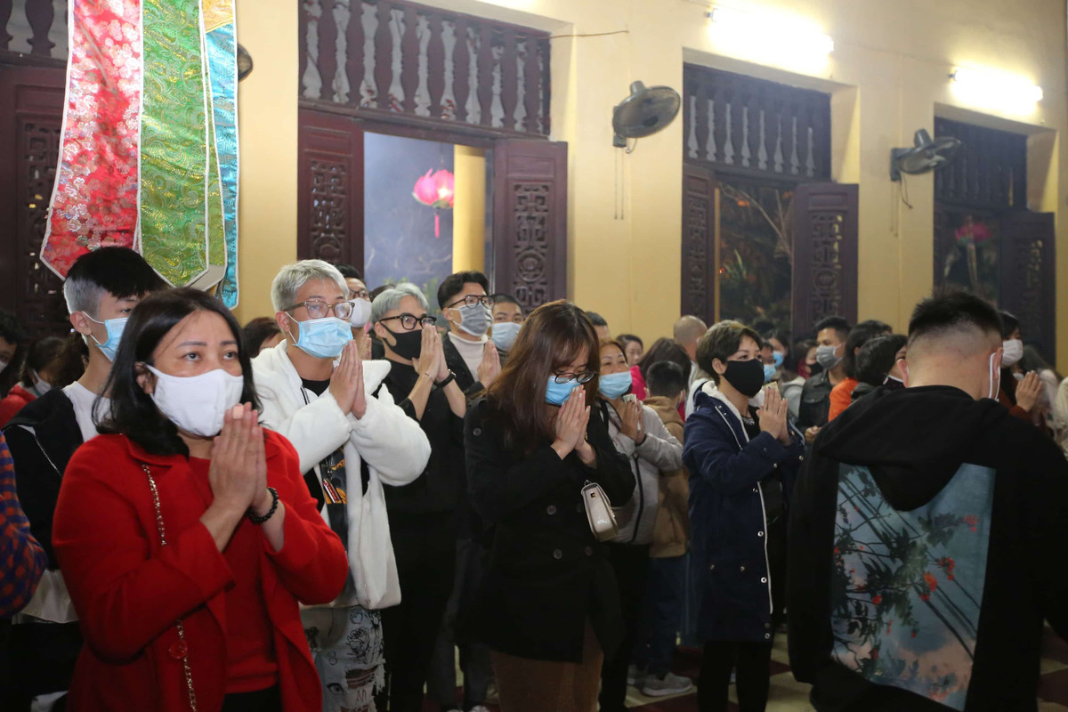 Do diễn biến phức tạp của dịch COVID-19, người dân nghiêm túc chấp hành việc đeo khẩu trang khi vào chùa lễ.