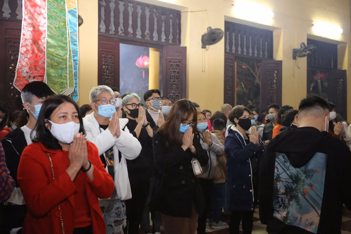 Do diễn biến phức tạp của dịch COVID-19, người dân nghiêm túc chấp hành việc đeo khẩu trang khi vào chùa lễ.